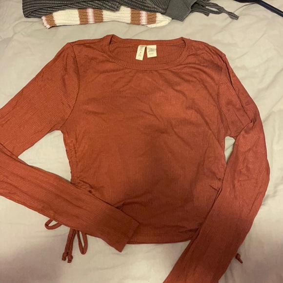 Tilly’s love sleeve sinch side top - Picture 2 of 3